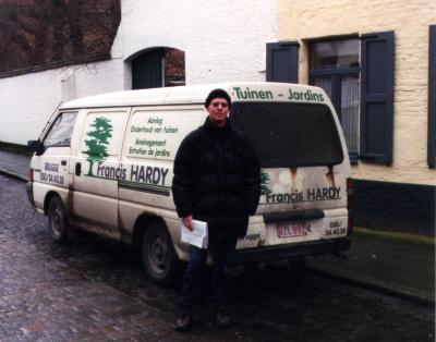 foto van een busje van tuinbedrijf Franois Hardy in Brugge (Belgi) in april 2001