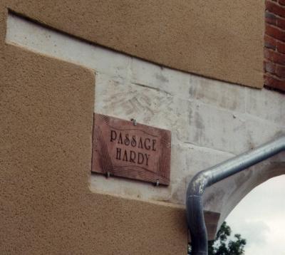 foto van een naambordje van Passage Hardy in Noyers-sur-Serein (Frankrijk)