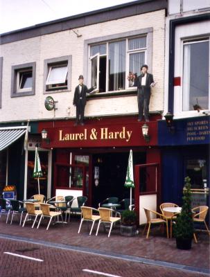 foto van een bar in Zandvoort met de naam Laurel & Hardy