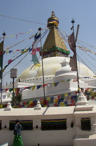 Bouddhanath, een hele grote stoepa met veel gebedsvlaggen.