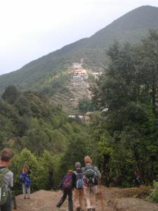 In de verte is op een bergrug het dorpje Kutumsang te zien.