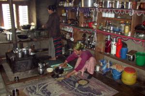 Een kijkje in de keuken in Kutumsang.
