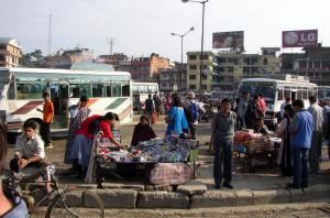 Het busstation van Kathmandu, waar het een drukte van belang is.