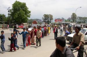 Demonstratie van kinderen in Kathmandu tegen het voortdurende geweld.