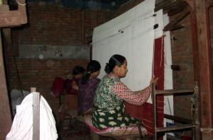 In een achteraf straatje vinden we dit atelier, waar vrouwen aan het weven zijn.
