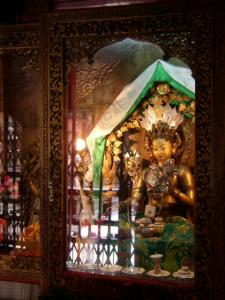 In de Gouden Tempel in Patan staat een kostbaar Boeddha-beeld.