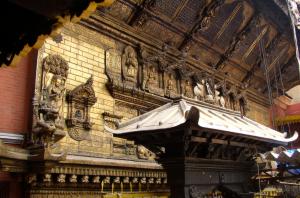 Dit is de binnenplaats van de Gouden Tempel in Patan.