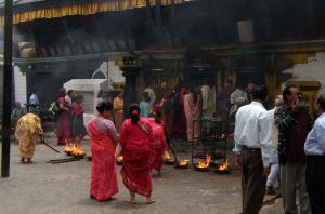Bij een andere tempel worden veel brandoffers gebracht.