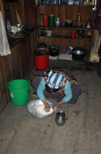 Eten klaar maken in de keuken van Tibetan Guesthouse in Lama Hotel