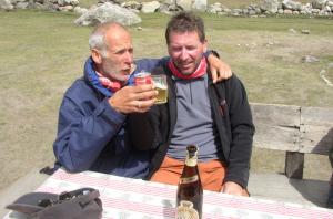 Jan en Ton terug van hun beklimming van de Tjerko Ri (5033 m). Het drankje hebben ze verdiend!