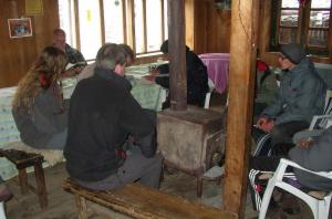 De kachel gaat aan in de diningroom van de lodge in Kyjangin Gompa.