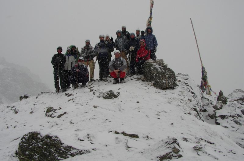 De hele groep in de sneeuw op de Laurebina Pas (4610 m). We hebben het gehaald!