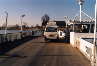 Met een pontje steken we bij Afferden de Maas over op 25 februari 2003.